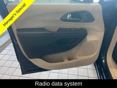 Used 2023 Chrysler Pacifica Touring-L FWD image 9