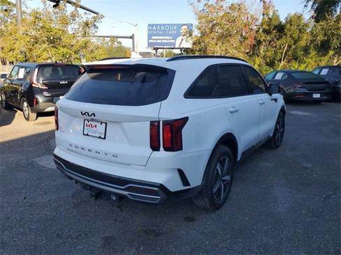 Used 2022 Kia Sorento EX w/ Panoramic Sunroof Package image 2