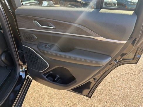 Used 2025 Jeep Grand Cherokee Limited w/ Black Appearance Package image 9