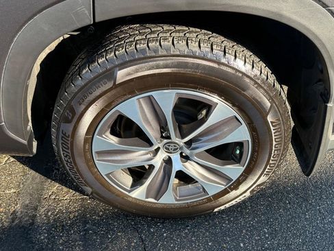 Used 2023 Toyota Highlander XLE image 7