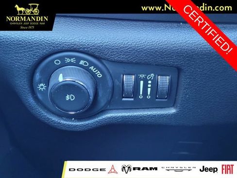 Certified 2025 Chrysler Pacifica Select FWD image 13