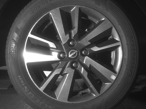 Used 2025 Nissan Versa SV FWD image 15