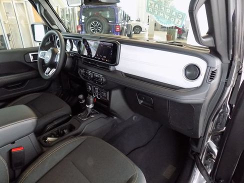 Certified 2025 Jeep Wrangler Unlimited Sahara AWD/4WD image 18