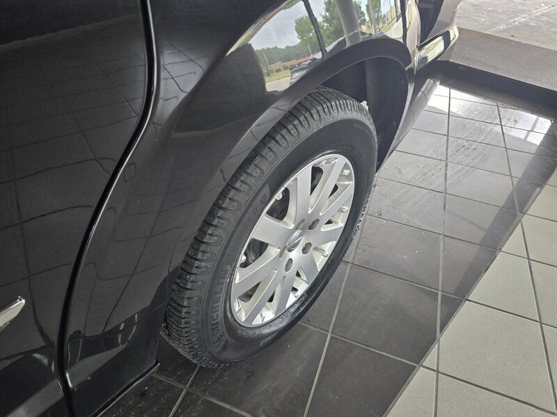 Used 2015 Chrysler Town & Country Touring w/ Driver Convenience Group FWD image 39