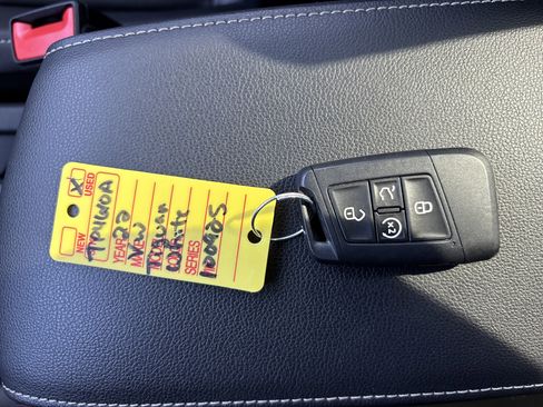 Used 2022 Volkswagen Tiguan SE R-Line image 30