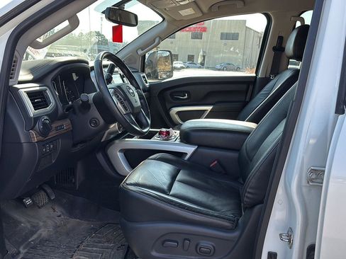 Used 2017 Nissan Titan SL image 9