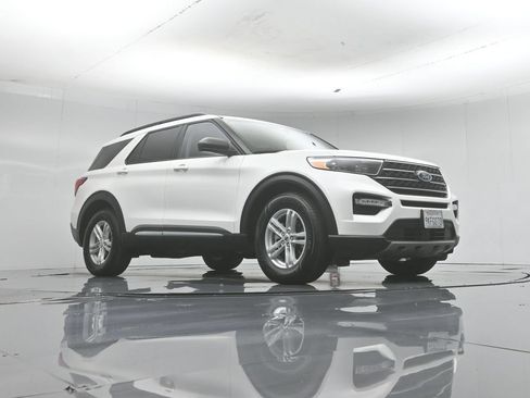 Certified 2023 Ford Explorer XLT w/ Equipment Group 202A RWD image 4