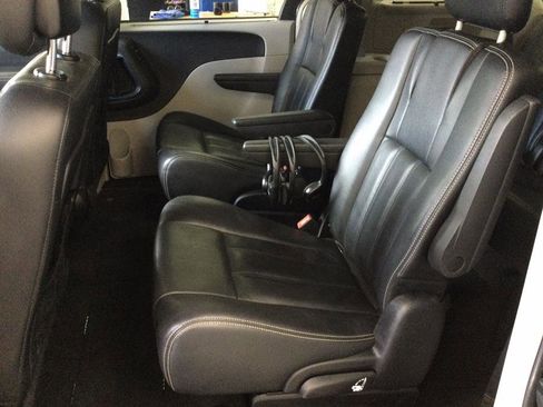 Used 2015 Chrysler Town & Country Touring w/ Driver Convenience Group image 17