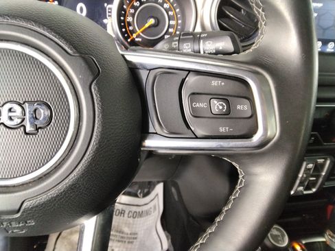 Used 2018 Jeep Wrangler Unlimited Sahara image 13