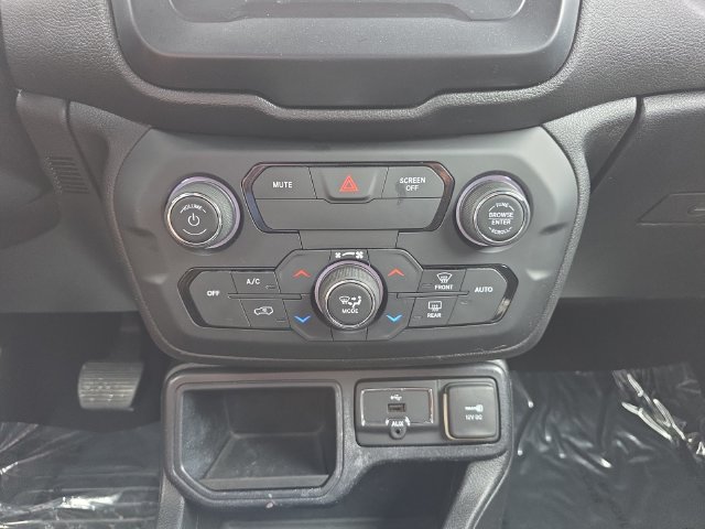 Used 2019 Jeep Renegade Latitude w/ Popular Equipment Group FWD image 24