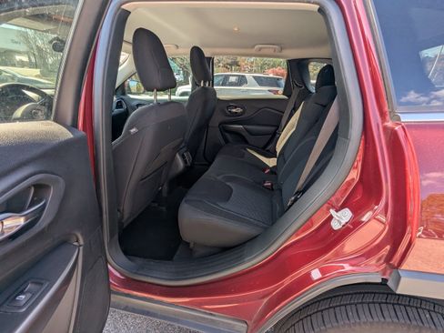 Used 2019 Jeep Cherokee Latitude w/ Popular Appearance Group image 11