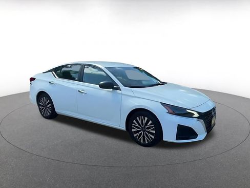 Used 2025 Nissan Altima 2.5 SV FWD image 2