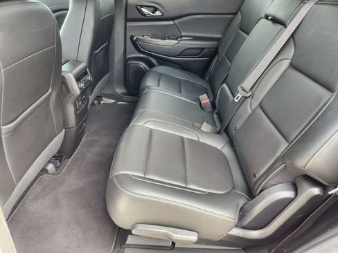 Used 2023 GMC Acadia SLT image 30