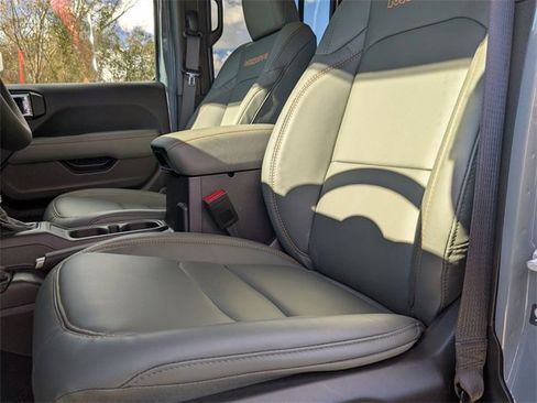 New 2025 Jeep Gladiator Mojave image 13