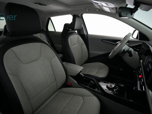 Used 2024 Kia Niro Wave w/ Wave Preserve Package image 8