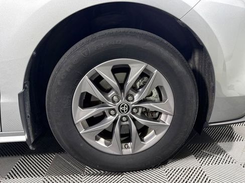 Used 2023 Toyota Sienna LE AWD/4WD image 11