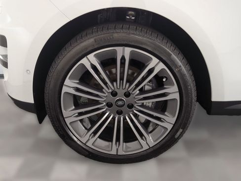 Used 2025 Land Rover Range Rover Sport SE image 9