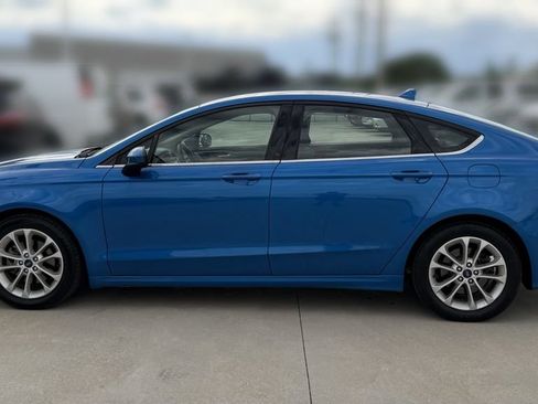 Used 2019 Ford Fusion SE FWD image 2