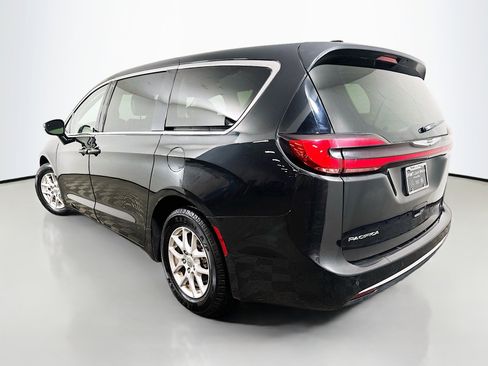Used 2023 Chrysler Pacifica Touring-L FWD image 5