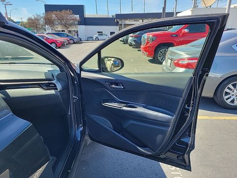 Used 2019 Toyota C-HR XLE image 9