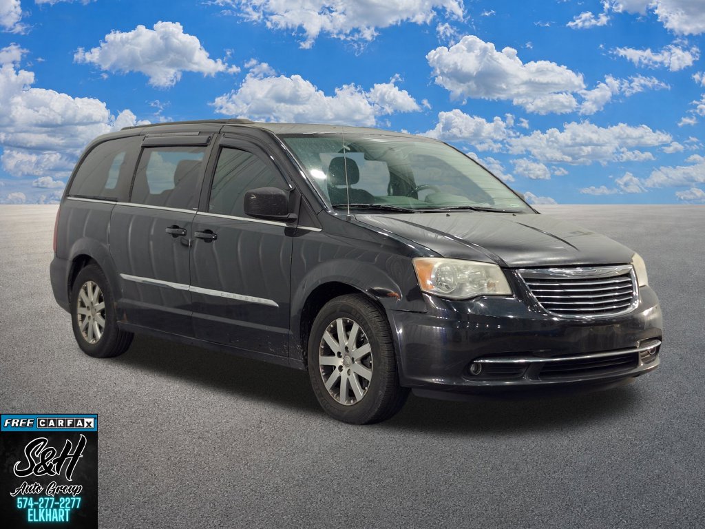 Used 2013 Chrysler Town & Country Touring FWD image 3