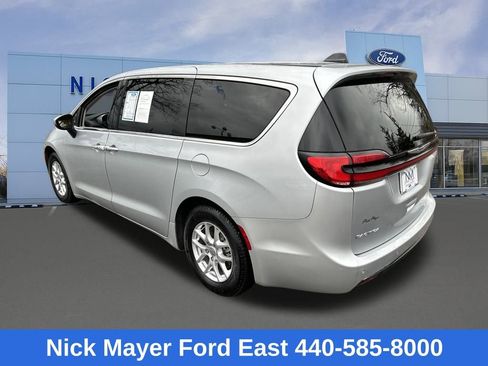 Used 2023 Chrysler Pacifica Touring-L image 5