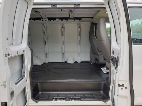 Used 2018 Chevrolet Express 2500 w/ Driver Convenience Package RWD image 12