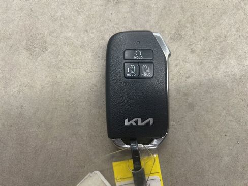 Used 2024 Kia Carnival EX FWD image 30