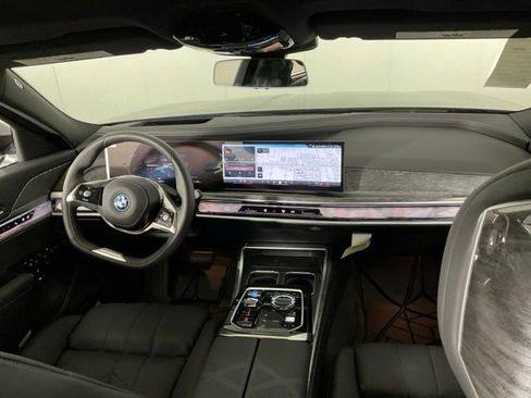 Used 2024 BMW i7 eDrive50 image 32
