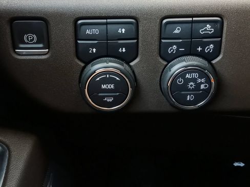 Used 2023 Chevrolet Silverado 1500 LTZ w/ LTZ Convenience Package II AWD/4WD image 12