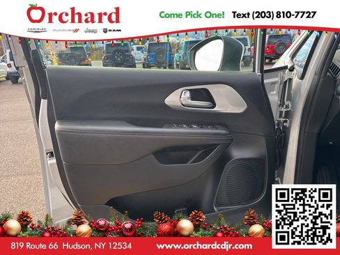 Used 2023 Chrysler Pacifica Touring image 23