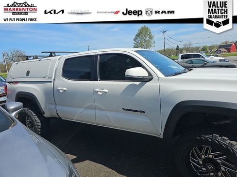 Used 2017 Toyota Tacoma TRD Off-Road w/ Premium & Technology Package AWD/4WD image 8