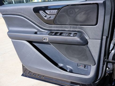 Used 2025 Lincoln Aviator AWD image 37