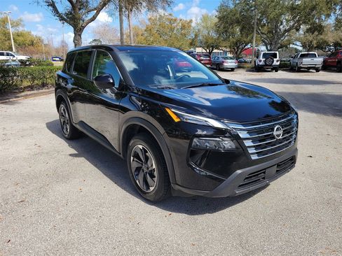 Used 2025 Nissan Rogue SV image 2