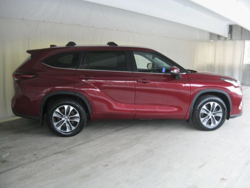 Used 2024 Toyota Highlander XLE image 6