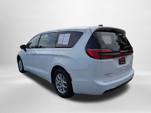 Used 2023 Chrysler Pacifica Touring-L FWD image 6