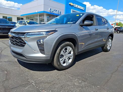 Used 2025 Chevrolet Trax LS image 1