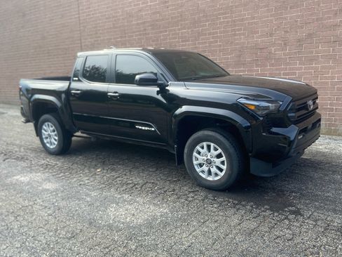 Used 2024 Toyota Tacoma SR5 AWD/4WD image 7