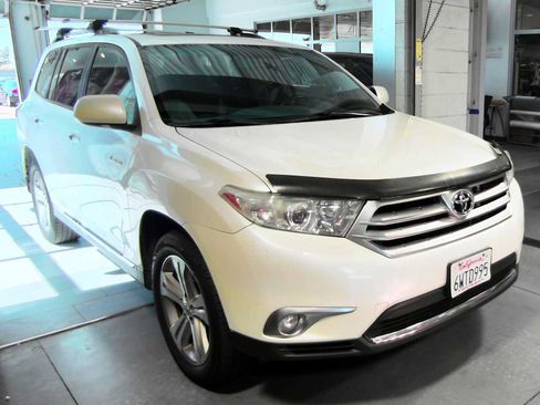 Used 2012 Toyota Highlander Limited w/ Tow Pkg AWD/4WD image 2