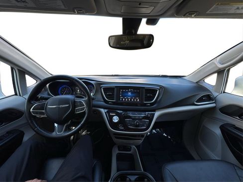 Used 2020 Chrysler Pacifica Touring-L FWD image 21