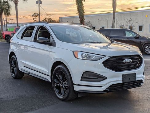 Used 2022 Ford Edge SE w/ Black Appearance Package image 3