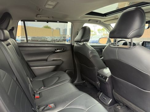 Used 2021 Toyota Highlander XLE AWD/4WD image 35