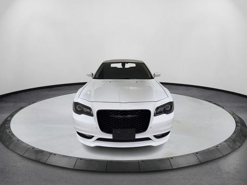 Used 2021 Chrysler 300 Touring L RWD image 2