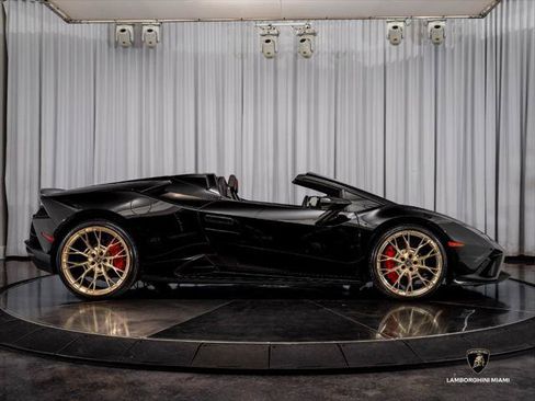 Used 2021 Lamborghini Huracan EVO RWD image 15