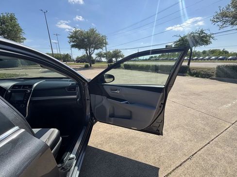 Used 2016 Toyota Camry SE FWD image 16