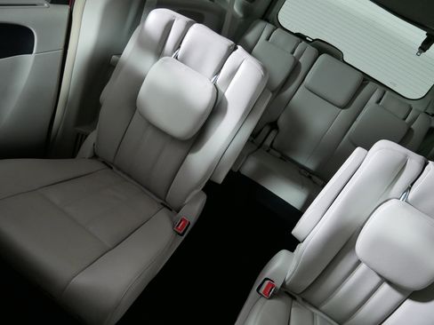 Used 2014 Chrysler Town & Country Touring-L w/ Driver Convenience Group FWD image 12