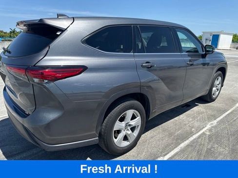 Used 2021 Toyota Highlander LE FWD image 14