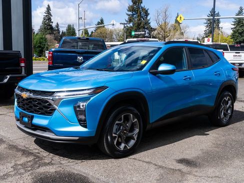 Used 2025 Chevrolet Trax LT FWD image 3