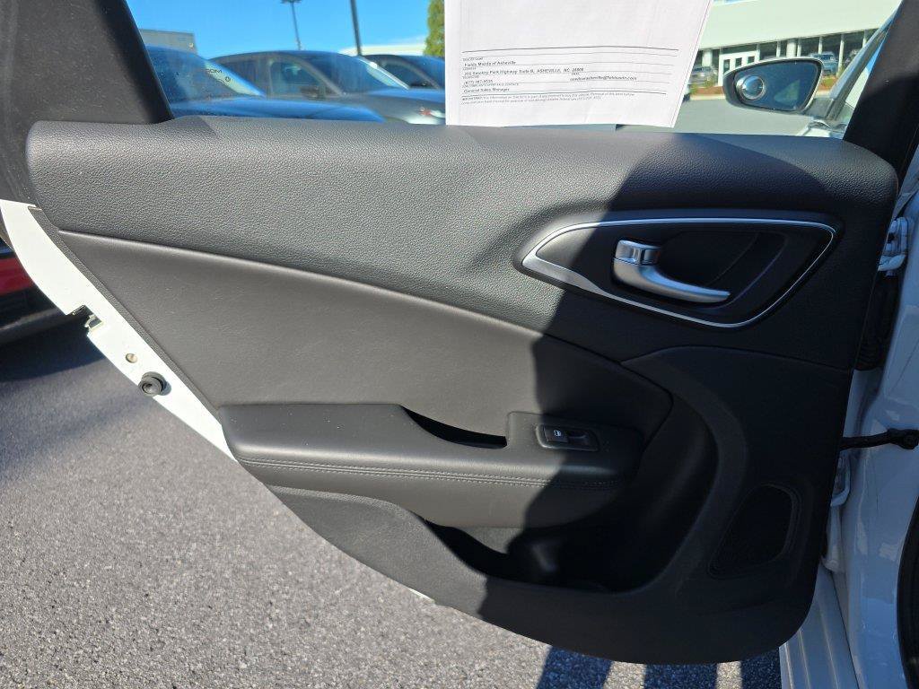 Used 2017 Chrysler 200 Limited Platinum FWD image 13