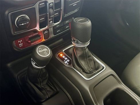 New 2025 Jeep Gladiator Mojave image 12